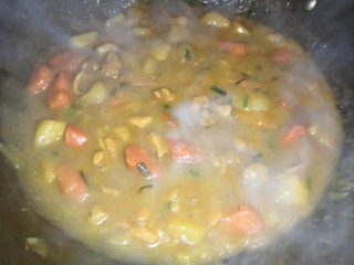 20、浓香咖喱鸡饭,转中小火慢慢熬，至粘稠，最后加盐调味