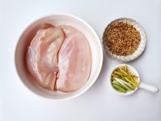 1、孜然鸡胸肉,准备好所有食材。