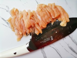 2、孜然鸡胸肉,鸡胸肉切条。