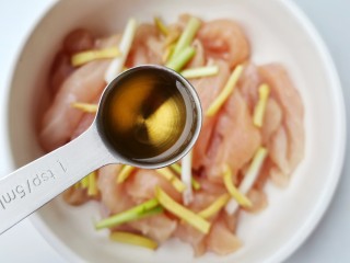 4、孜然鸡胸肉,加1勺料酒。