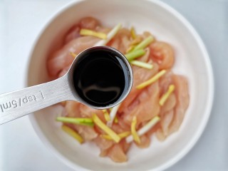 5、孜然鸡胸肉,2勺生抽。