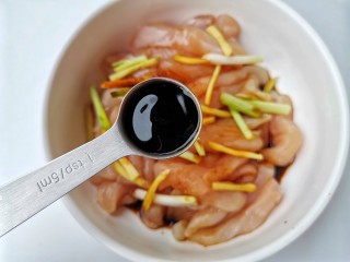 6、孜然鸡胸肉,1勺蚝油。