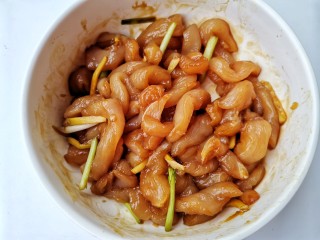 8、孜然鸡胸肉,腌制20分钟。