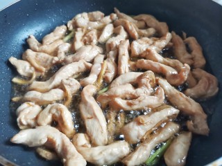 10、孜然鸡胸肉,加入鸡胸肉。