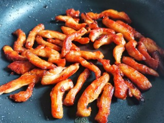 11、孜然鸡胸肉,煎至金黄。