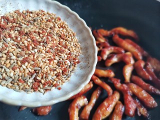 12、孜然鸡胸肉,倒入调味。