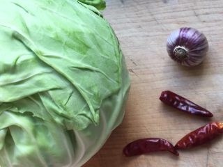 1、手撕包菜,准备食材