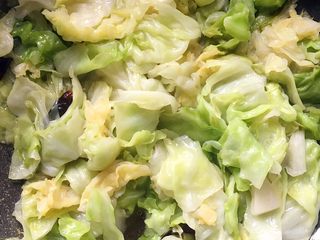 10、手撕包菜,翻炒均匀出锅