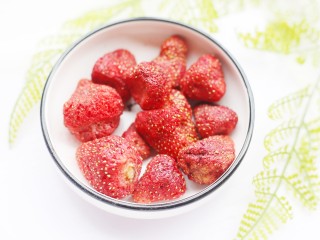 2、酸甜可口的草莓脆米粉球,草莓脆10个。