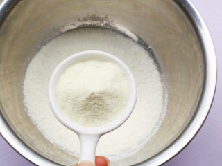 6、酸甜可口的草莓脆米粉球,加入2勺澳优淳璀婴幼儿奶粉。