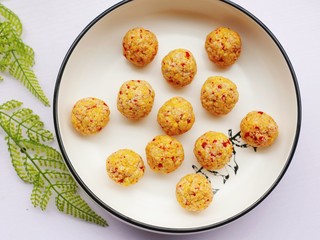 9、酸甜可口的草莓脆米粉球,将搅拌好的米粉搓成大小均等的圆球。