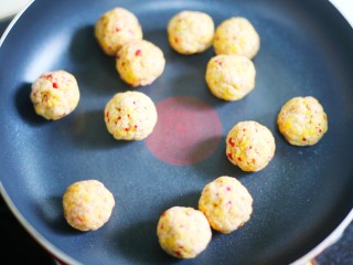 11、酸甜可口的草莓脆米粉球,烙至米粉球呈金黄色。