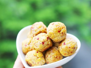 12、酸甜可口的草莓脆米粉球,松软酸甜的奶香草莓脆米粉球就做好啦。