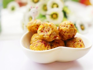 14、酸甜可口的草莓脆米粉球,酸酸甜甜超好吃~