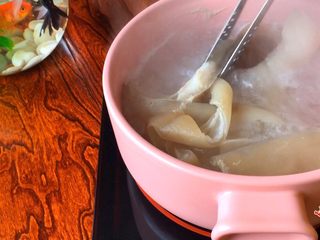 3、《肉皮水晶冻》,水开捞出