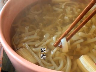 10、《肉皮水晶冻》,煮至软烂(筷子轻轻一夹就断开)