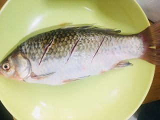 1、红烧鲫鱼,买回来的鱼去鳞去内脏去腹黑洗净划几刀放盘里备用。