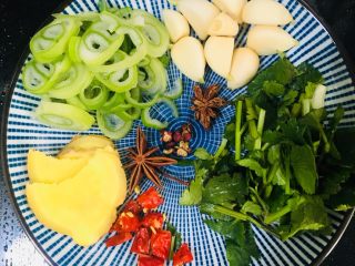 2、红烧鲫鱼,准备好如图所需的材料，都洗干净切好备用。