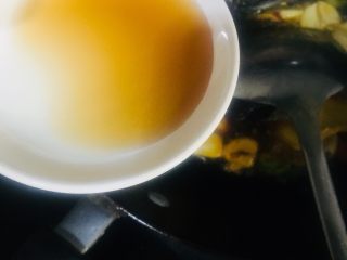 8、红烧鲫鱼,倒入料酒去腥