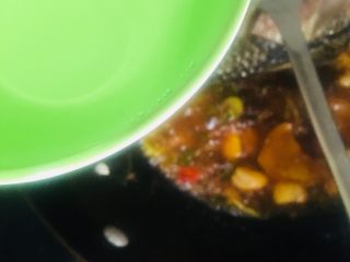 9、红烧鲫鱼,倒入适量的清水没过鱼就好