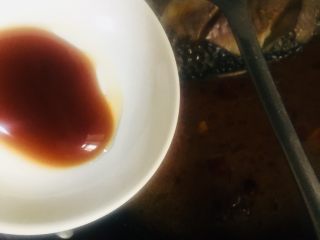 10、红烧鲫鱼,之后陆续倒入蚝油
