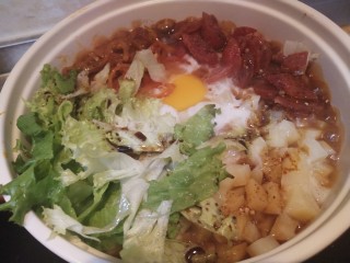 8、家常土豆腊肠煲仔饭(焖饭),水基本没有了，加入生菜，把之前调好的酱汁沿着锅边倒入