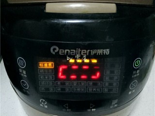 4、土豆腊肠饭,接通电源，选择“标准煮”功能；