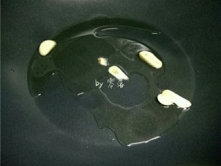 5、土豆腊肠饭,炒锅烧热，倒入适量植物油烧热，放入蒜片炒香；