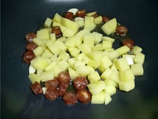 7、土豆腊肠饭,再放入土豆丁翻炒；