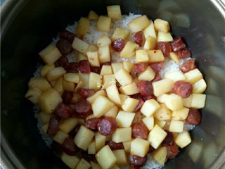 11、土豆腊肠饭,煮饭程序结束后，将内胆端出（这步可省略）；