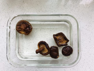 2、香菇肉末豆腐,香菇浸水泡发;