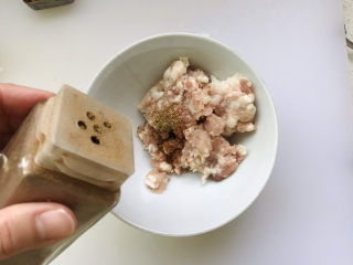 4、香菇肉末豆腐,少许花椒粉;