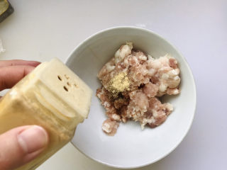 5、香菇肉末豆腐,少许姜粉;