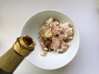 6、香菇肉末豆腐,倒适量生抽调味;