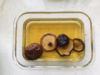 12、香菇肉末豆腐,香菇泡好之后,留下香菇水;