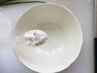 14、香菇肉末豆腐,调个水淀粉,一勺玉米淀粉;