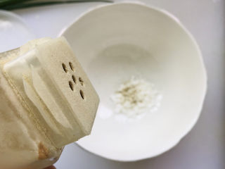 15、香菇肉末豆腐,再撒一点白胡椒粉;