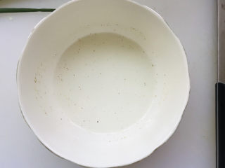 17、香菇肉末豆腐,倒入半碗清水调匀备用;