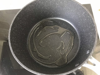 18、香菇肉末豆腐,奶锅里倒油;