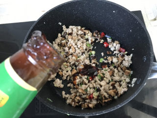 22、香菇肉末豆腐,倒入适量蚝油;