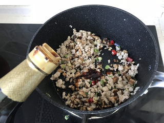 23、香菇肉末豆腐,再倒适量的生抽调味;