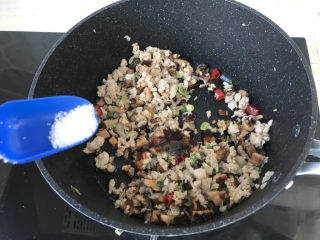 25、香菇肉末豆腐,再加一点白糖提鲜;