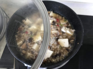 28、香菇肉末豆腐,让豆腐完全浸在汤汁里,盖上锅盖中小火炖10分钟左右;