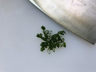 29、香菇肉末豆腐,炖豆腐的时候,用熟食板熟食刀切葱花备用;