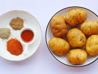 1、好吃到吮指的烤薯角,土豆8个、芝麻油、盐适量、黑胡椒、辣椒粉、五香粉