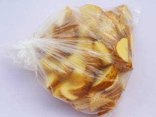 4、好吃到吮指的烤薯角,放入保鲜袋内。