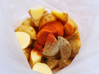 5、好吃到吮指的烤薯角,加入食材中所有的调料。