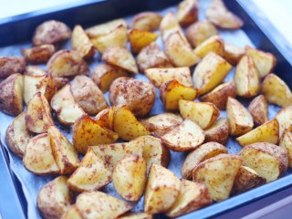 10、好吃到吮指的烤薯角,放温开吃。