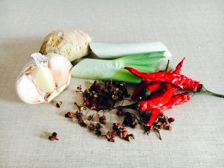 4、香辣肉末炒面,葱、姜、蒜，花椒、干辣椒备好待用。