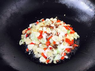 6、香辣肉末炒面,待油热后，放入葱、蒜、花椒和干辣椒。